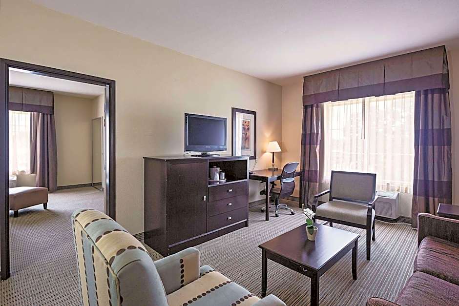 La Quinta Inn & Suites by Wyndham DFW Airport West - Euless