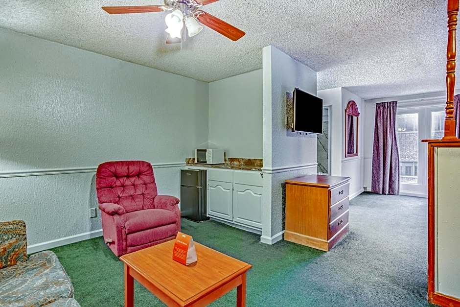 OYO Townhouse Tulsa Woodland Hills