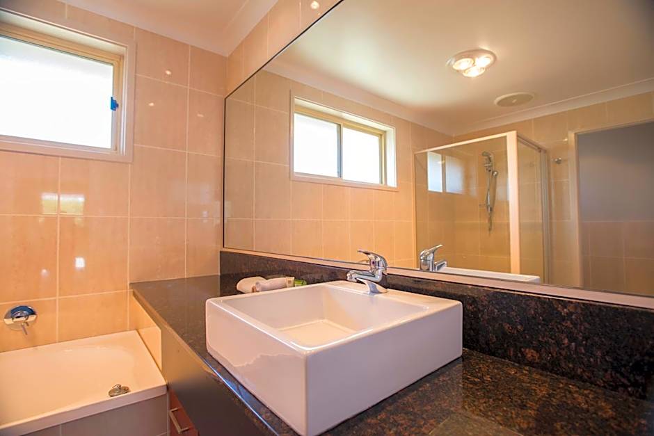 Best Western Plus All Settlers Motor Inn