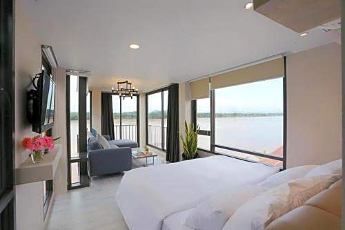 The River House Chiangkhan Hotel