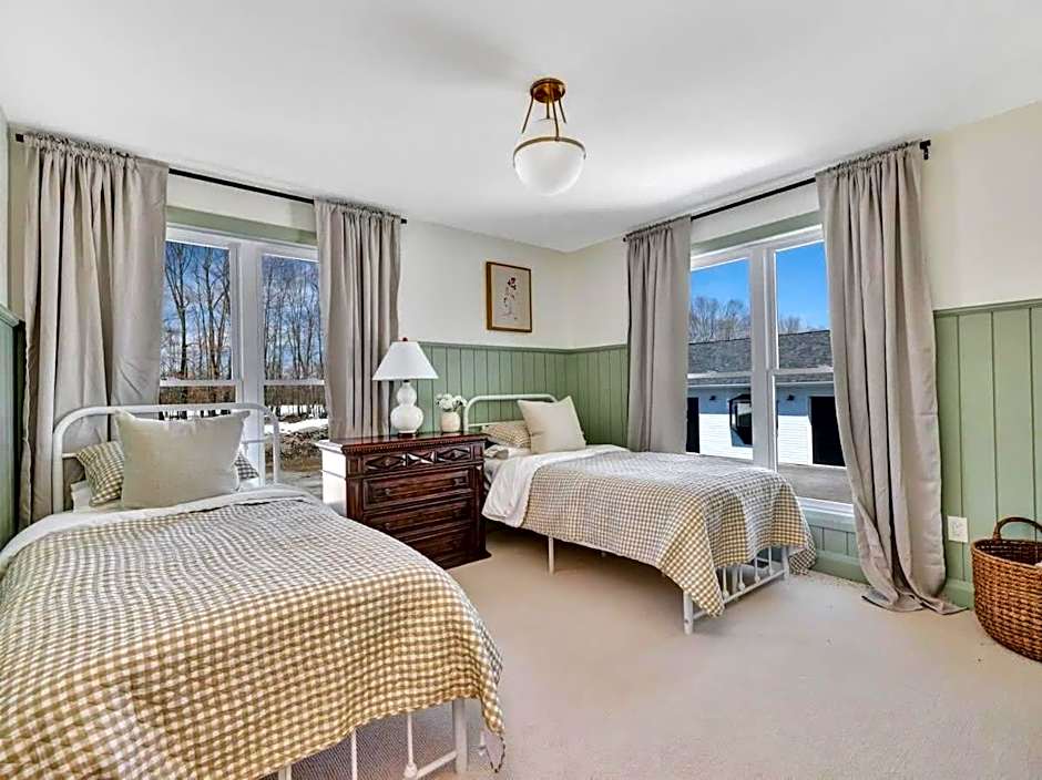 Gorgeous private retreat with hot tub