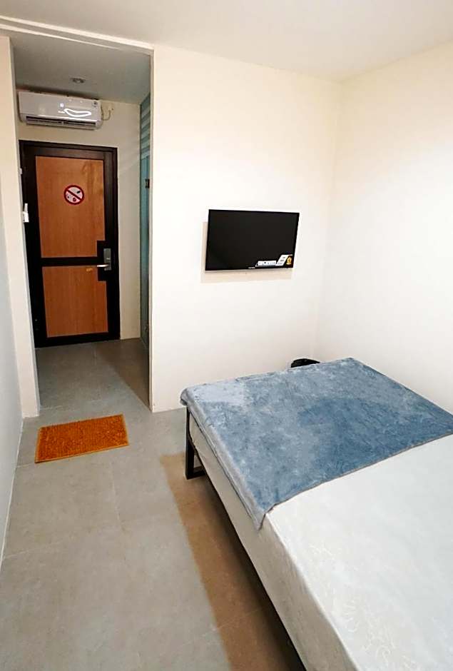 Hostel 18 Pasangan Butuh Surat Nikah