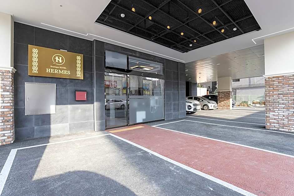 Hotel Hermes at Yongin Everland Station