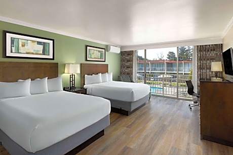One-Bedroom Suite with Three Queen Beds - Non-Smoking