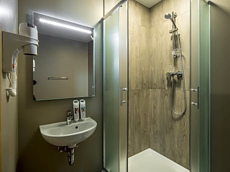 STANDARD ROOM WITH ONE SINGLE BED