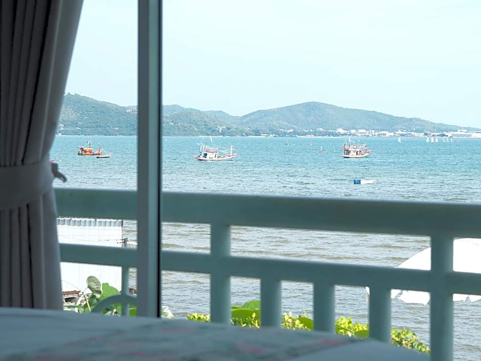 Baan Sattahip by the sea