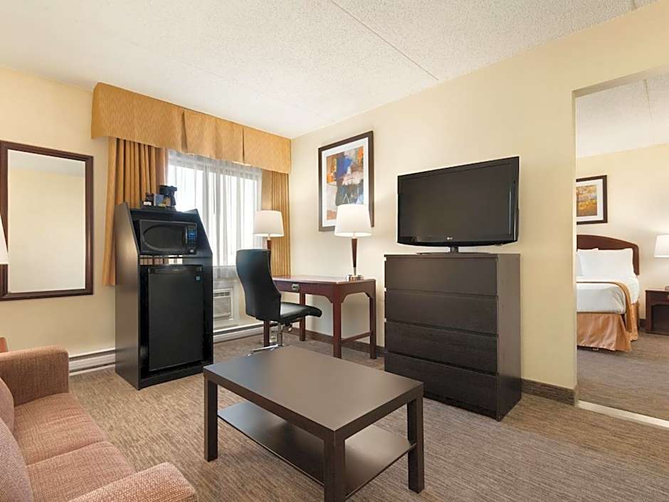 Travelodge by Wyndham Edmonton South