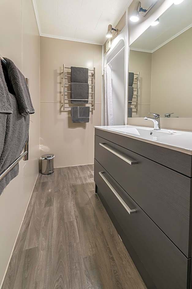 Lakeside Motel & Apartments