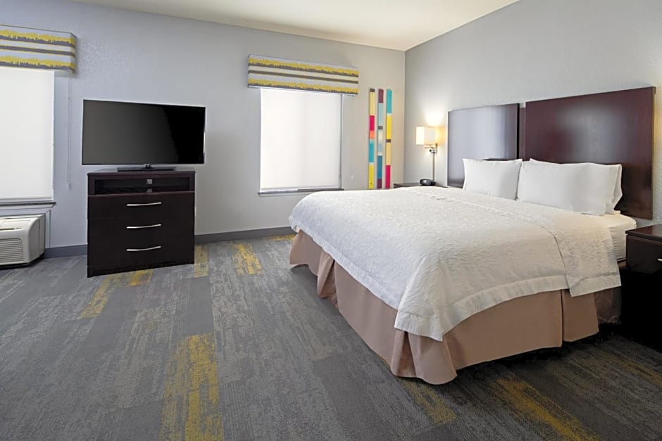 Hampton Inn and Suites Bakersfield / Highway 58