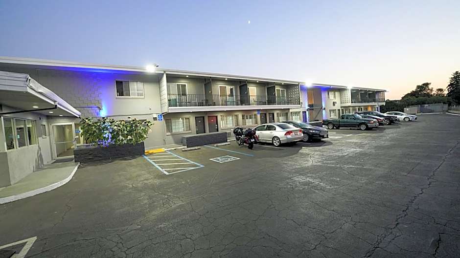 SeaSide Inn & Suites