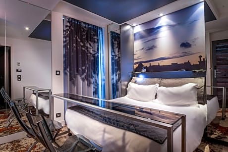 Standard double room (with massaging jet shower) (1 Queen Bed)