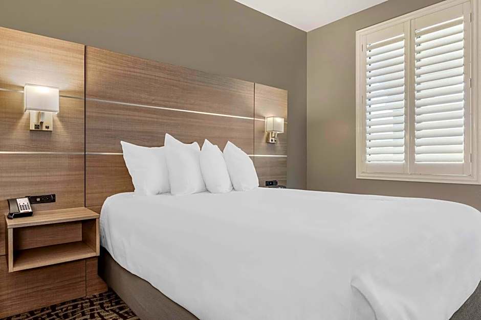 Best Western Plus Lake Elsinore Inn & Suites
