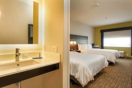 Standard Queen Room with Two Queen Beds and Tub - Communications Accessible
