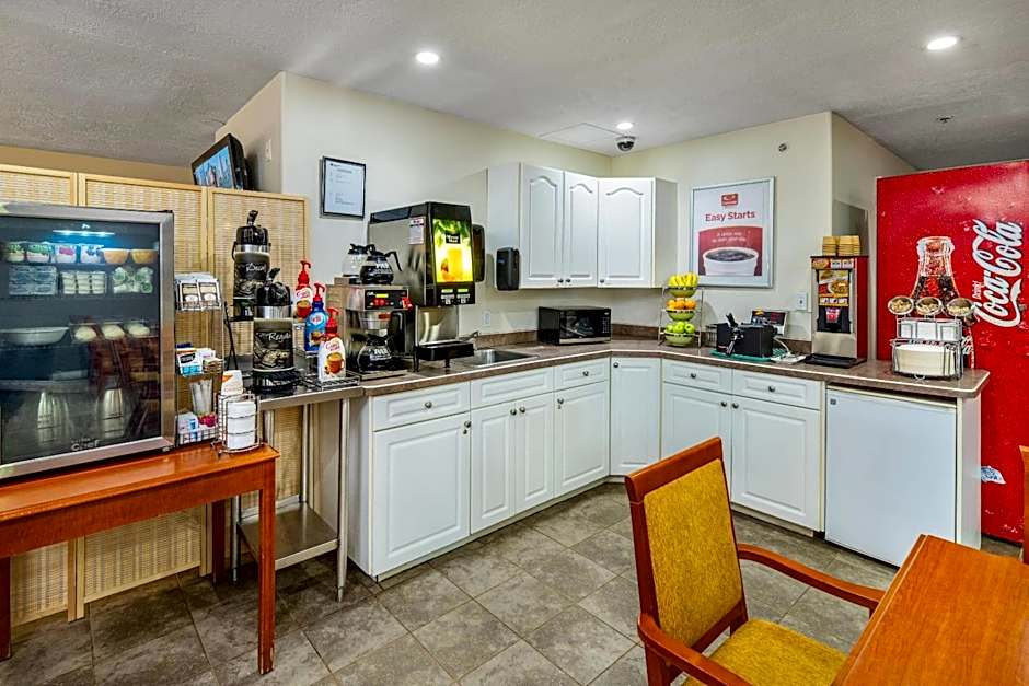 Econo Lodge  Inn & Suites