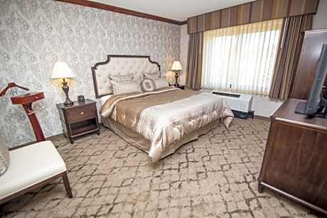 Deluxe King Suite