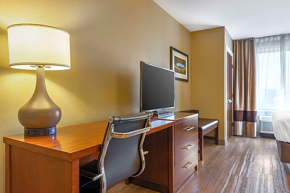 Comfort Inn & Suites At CrossPlex Village