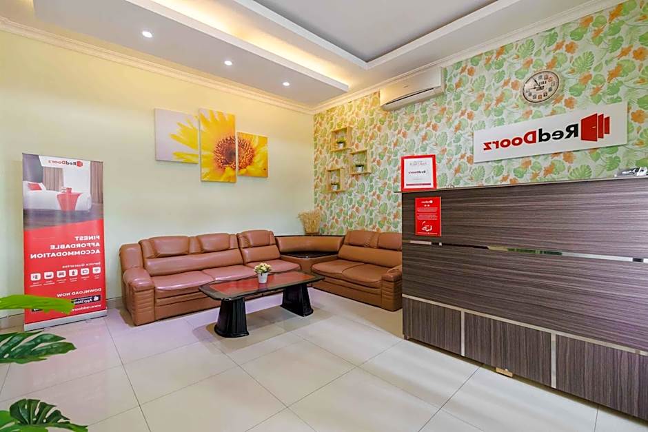 RedDoorz Syariah near Jam Gadang Bukittinggi 2