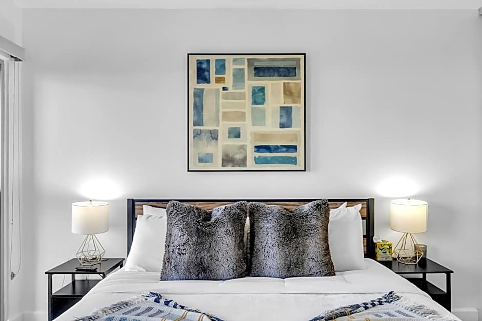 Modern Luxury 2 Bed with Panoramic City Views in Downtown LA