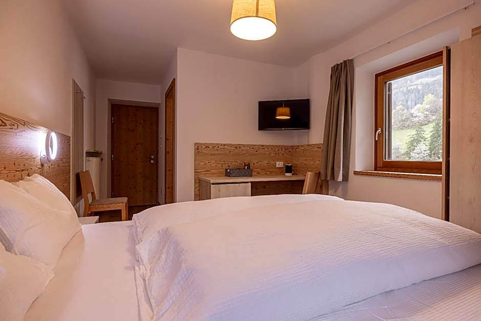 SAN PIETRO DOLOMITI Small Budget Hotel