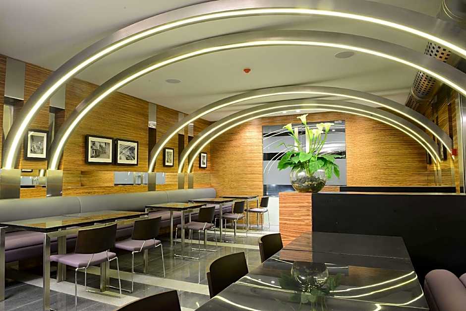 Warwick Stone 55 Hotel