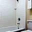 Econo Lodge Inn & Suites East