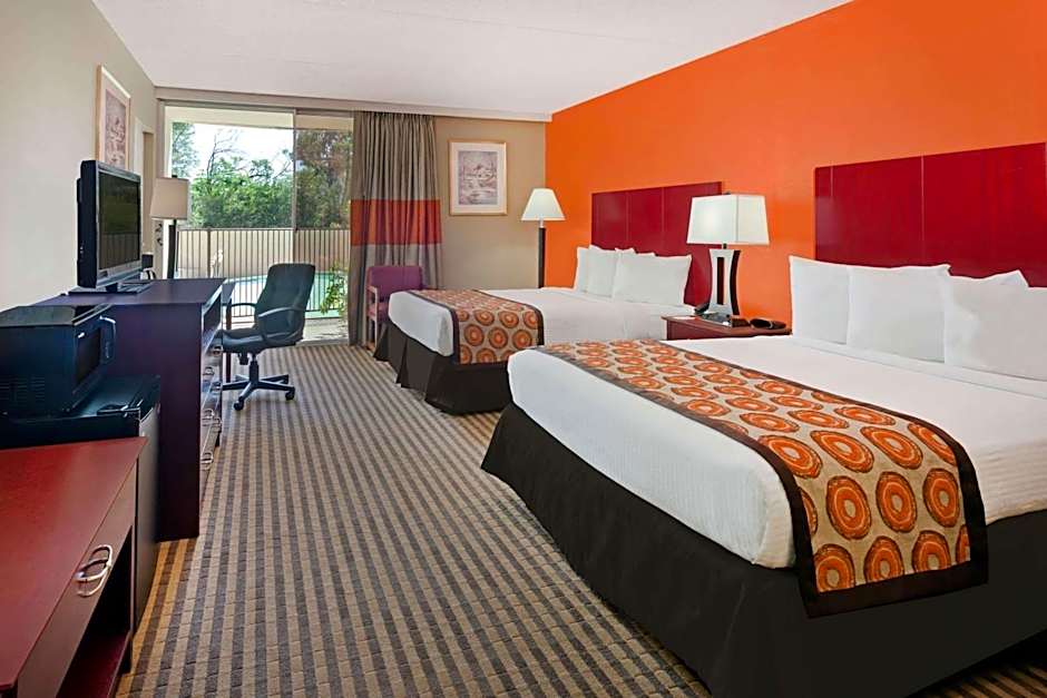Howard Johnson by Wyndham Arlington Ballpark / Six Flags