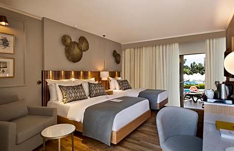 Deluxe Room Swim Up (2 Adult + 2 Children)