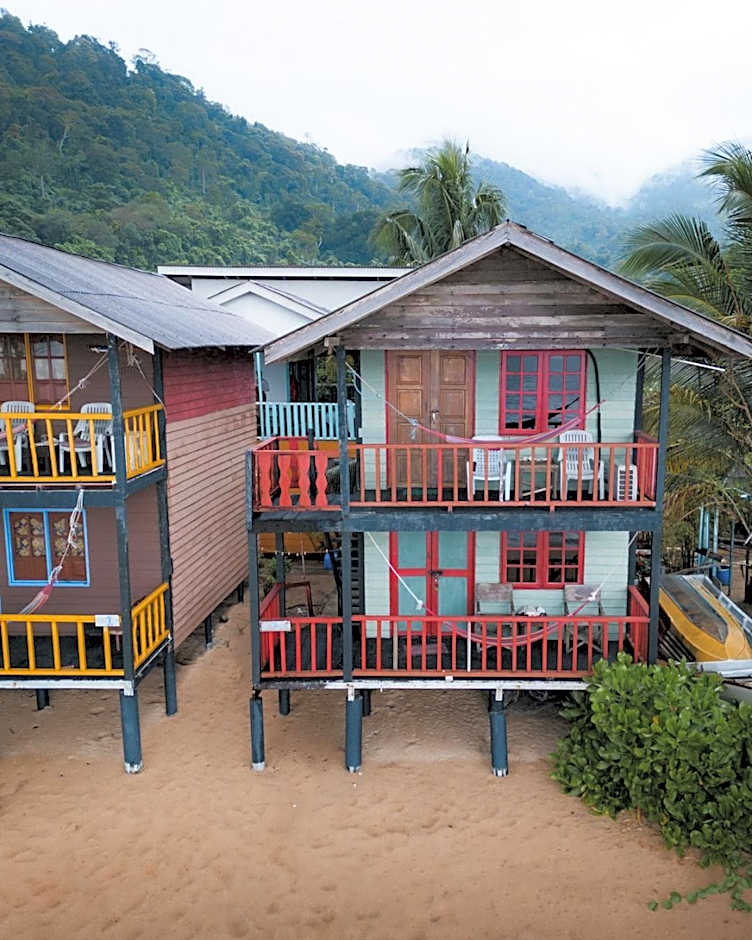 Beachfront Hut Upstairs Astra - Beach Shack Chalet