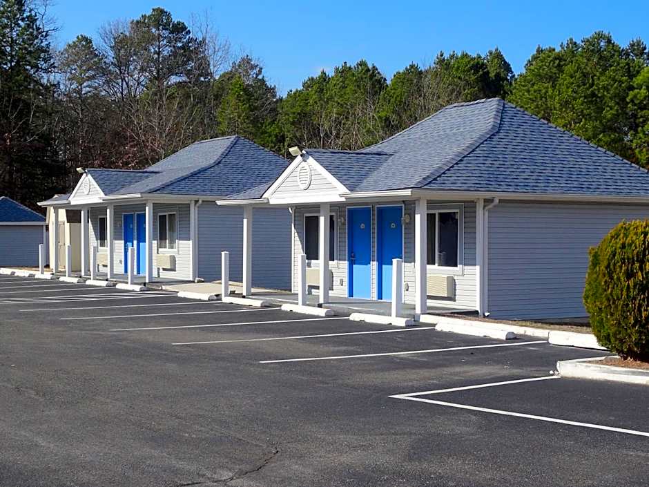Village Inn & Suites - Smithville