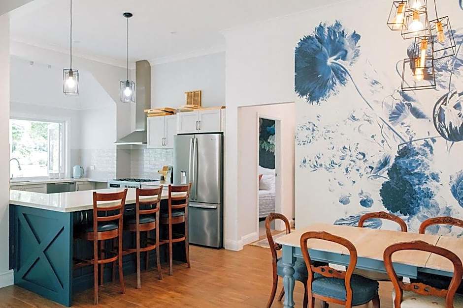 Chanticleer Gardens Barn cottage with a Pool