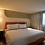 Expo Satelite 2750 Hotel & Suites