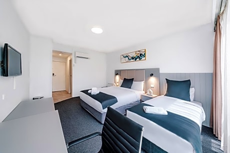 Queen Single Twin Room