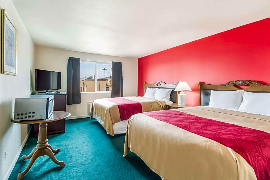 Photo 1 of 5 of 3 Queen Beds, Nonsmoking