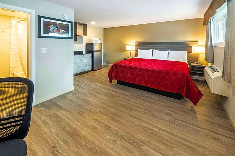 Econo Lodge Inn & Suites
