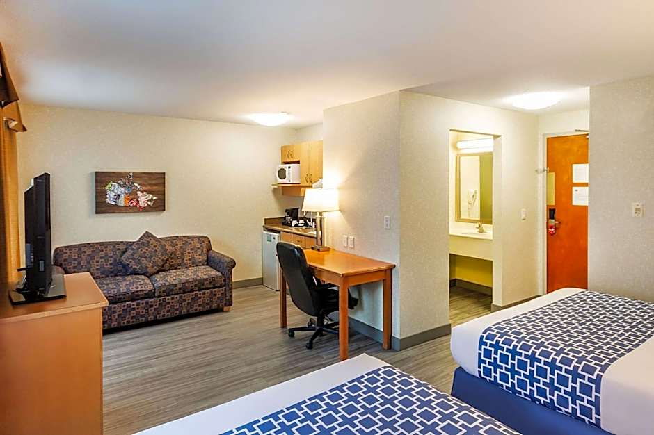 Econo Lodge Inn & Suites University