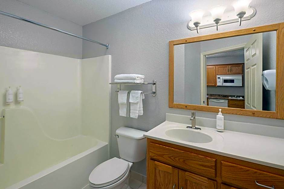 Days Inn & Suites by Wyndham Green Bay WI.