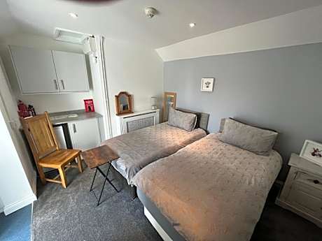 Twin Room with Private Bathroom