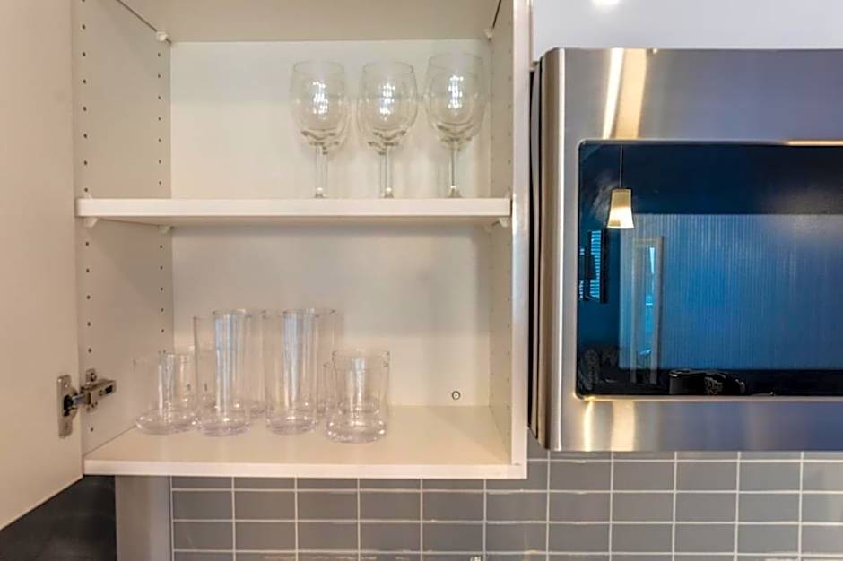 Paid Garage Parking- King Bed-balcony Wd 55" Tv