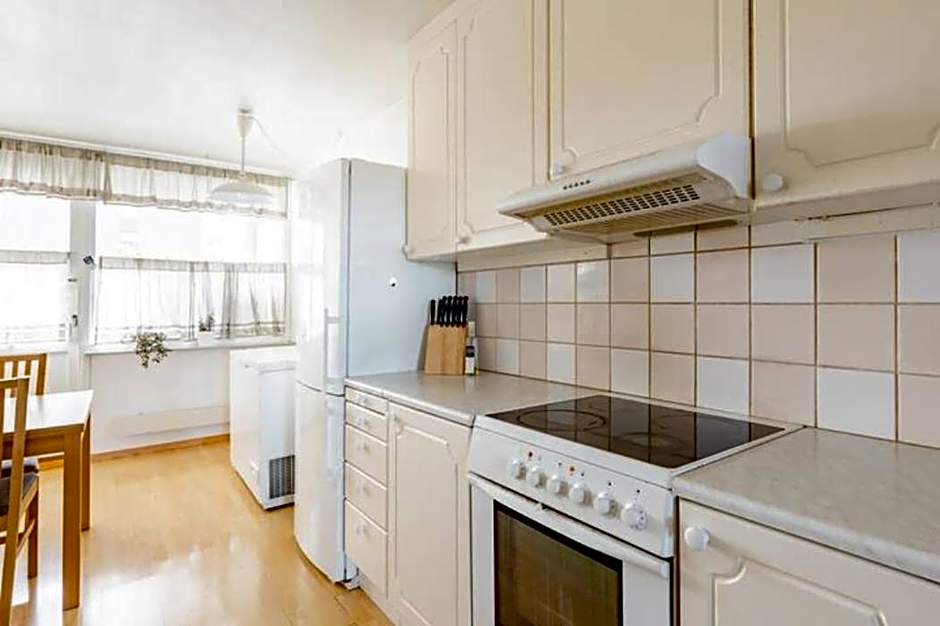 Calm and tidy room in apartment, 14min train ride to city center