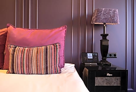 Large Luxury Double Room Bath with Canal View