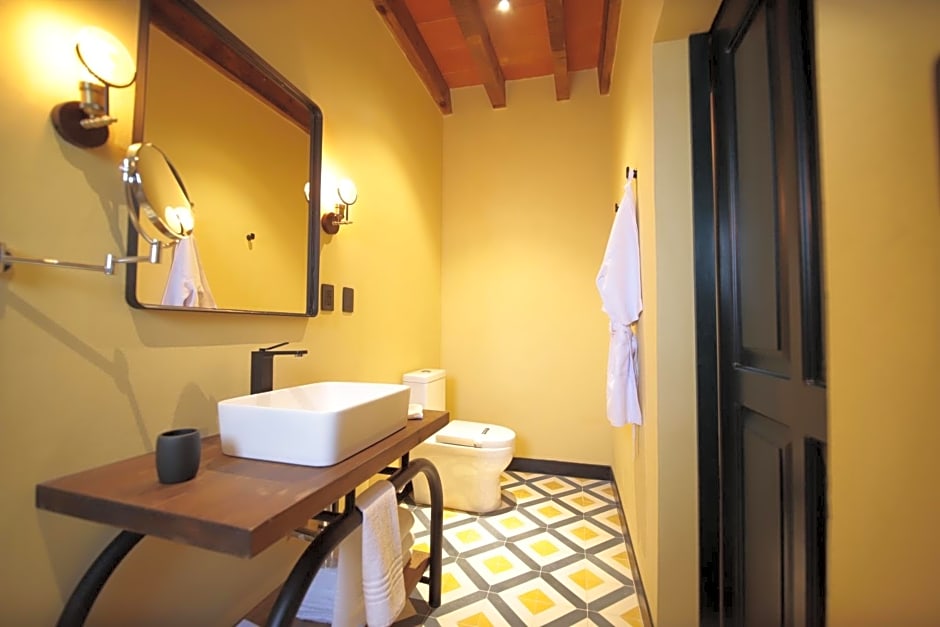Antigua Trece Hotel Fusión