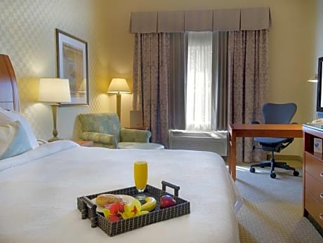 1 Kng 1 Bdrm Ste Mobility/hearing Access Tub Vis Firealrm/door/phn Alrt Comp Wifi- Bed With Adjustab