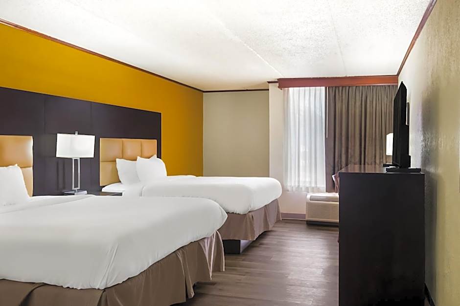 Clarion Pointe Lake Jackson - Clute