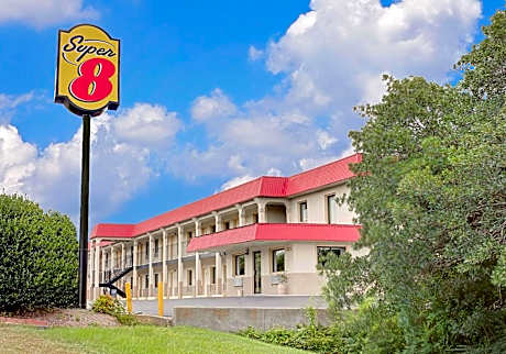 Super 8 by Wyndham Laurel