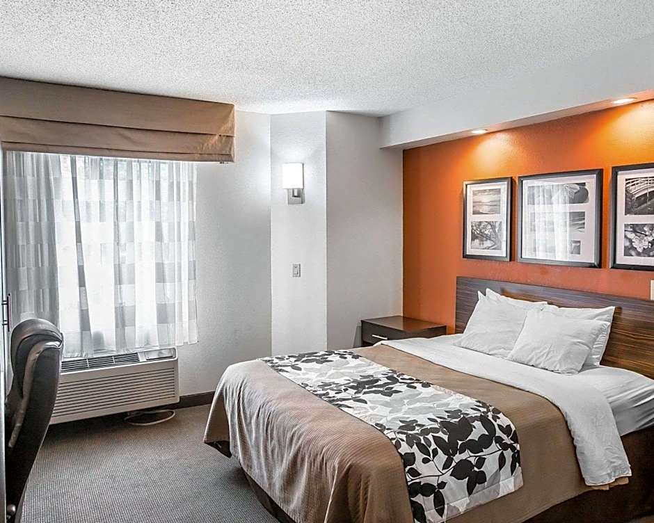 Photo 1 of 3 of 1 Queen Bed, Accessible