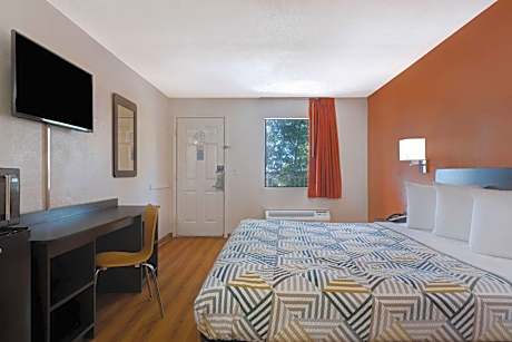 Deluxe King Room - Non-Smoking