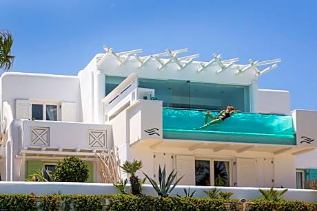 Suite with Private Pool - Signature 130 with Glass Pool