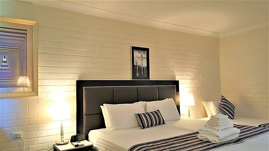 Hibiscus Lakeside Motel