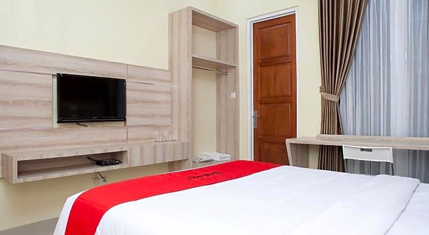 RedDoorz Plus near Pasundan University