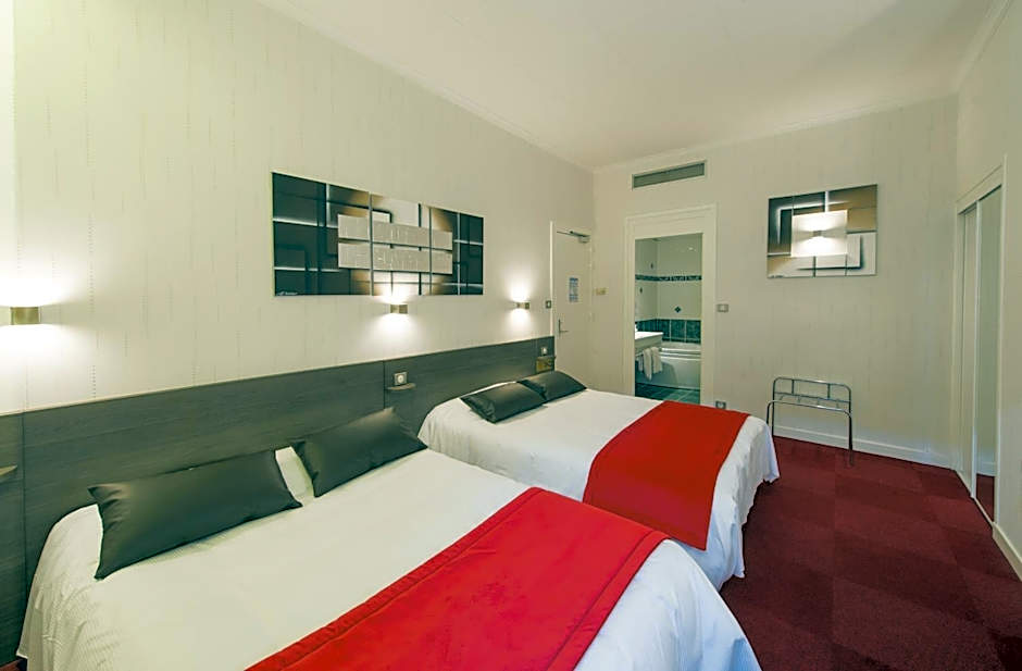 Photo 1 of 24 of Quadruple Room